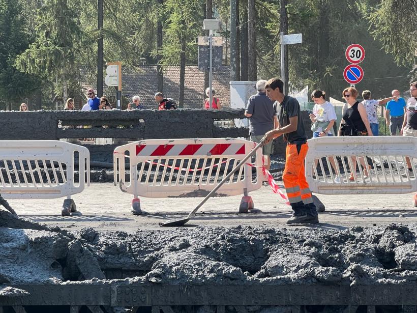 Oraș italian, acoperit complet de noroi gros, după o alunecare de teren 18854603