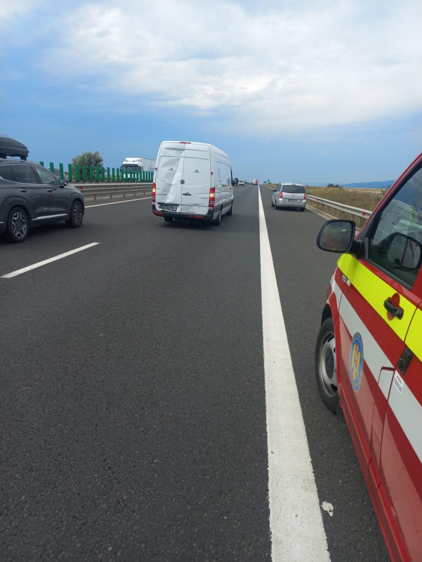 Două autoturisme, o autoutilitară și o remorcă, implicate într-un accident produs pe A1 Sibiu-Deva 18854690