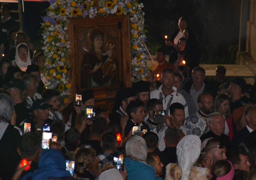Pe coate și genunchi, în jurul Mănăstirii Nicula: Icoana făcătoare de minuni a atras 10.000 de pelerini 18854636