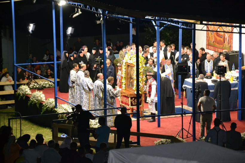 Pe coate și genunchi, în jurul Mănăstirii Nicula: Icoana făcătoare de minuni a atras 10.000 de pelerini 18854637