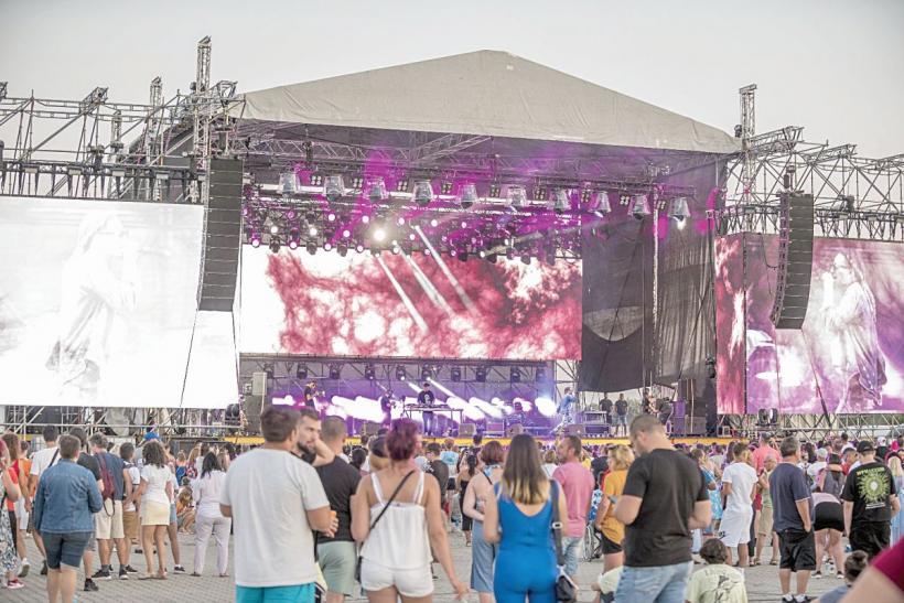 Sărim în aer, ne înecăm, dar nu părăsim litoralul 18854571