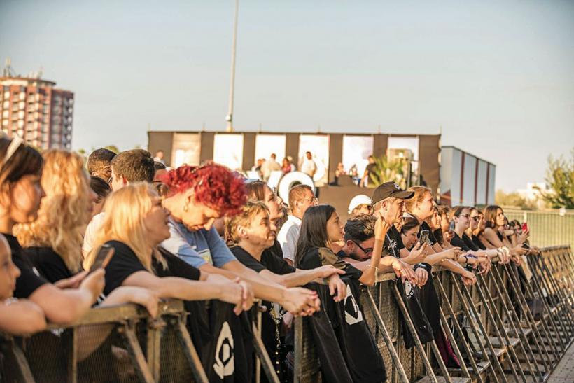 Sărim în aer, ne înecăm, dar nu părăsim litoralul 18854572