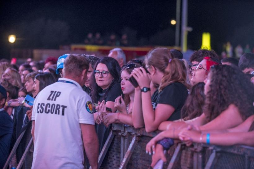 Sărim în aer, ne înecăm, dar nu părăsim litoralul 18854574