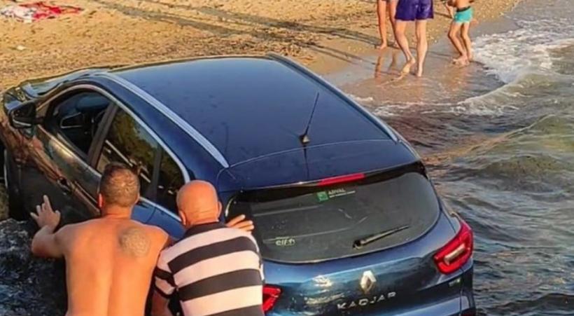 Cum a ajuns mașina unui român în Marea Mediterană, pe o plajă din Grecia. Imaginea a devenit virală pe internet