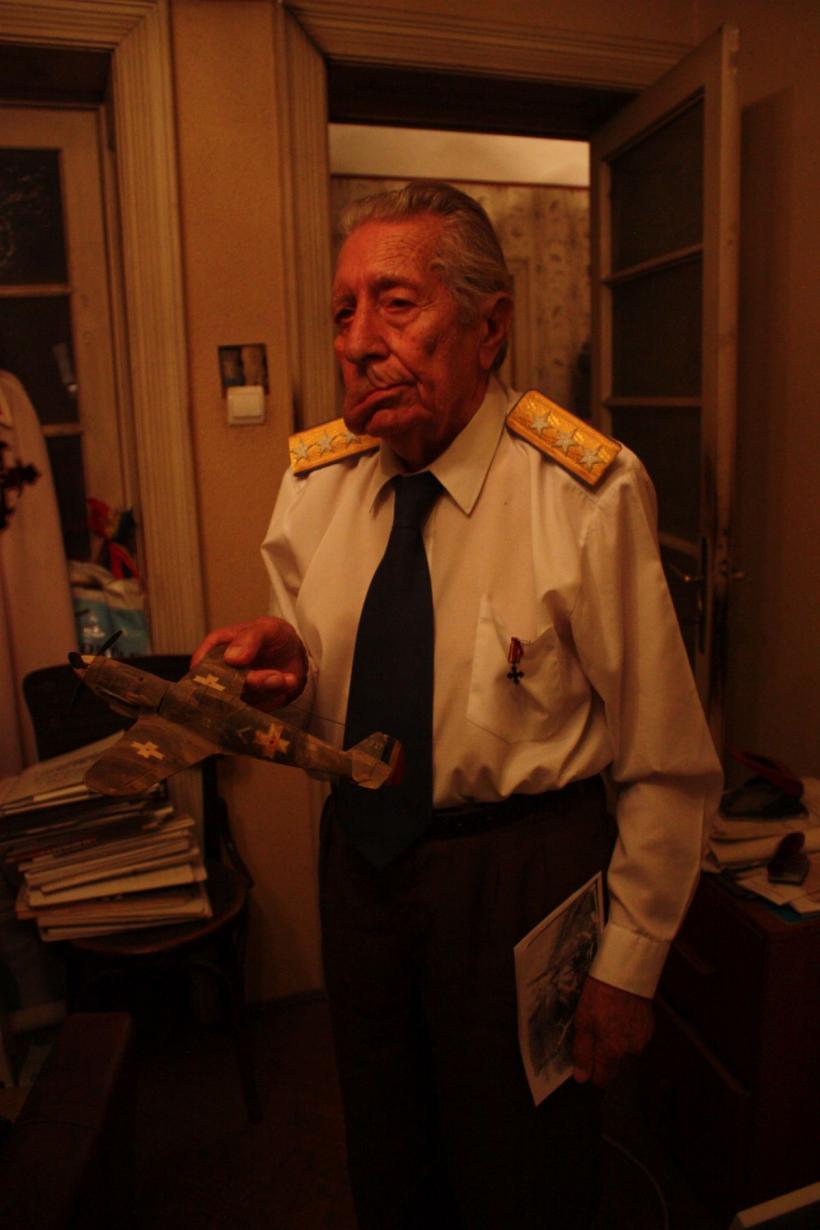 Poveștile neștiute ale piloților-eroi ai României 18854710