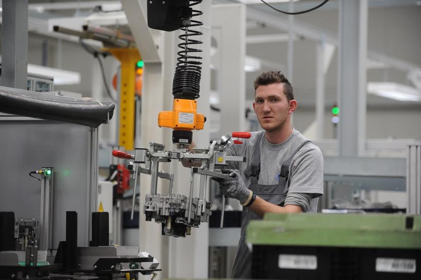 Producţia industrială a scăzut cu 4,8% în primul semestru al anului   