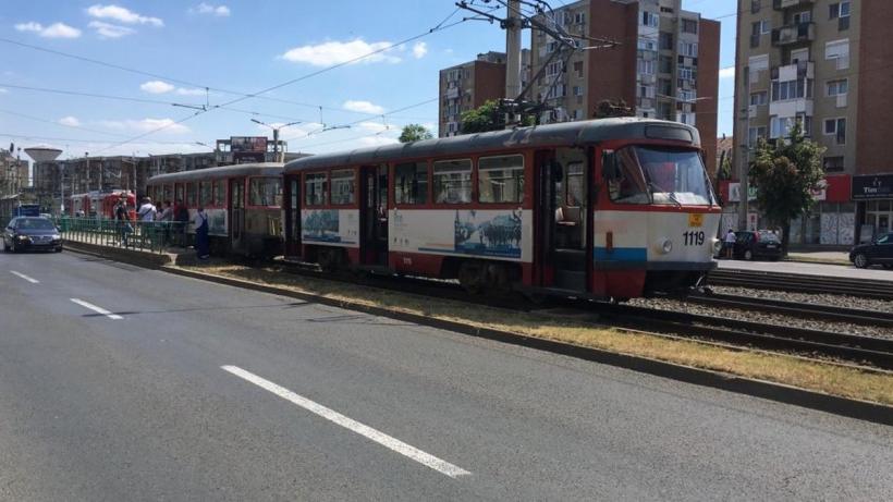 Momentul în care femeia din Arad este prinsă în uși și târâtă de tramvai. Mama îşi ţinea copilul aflat într-un scaun cu rotile 18854859