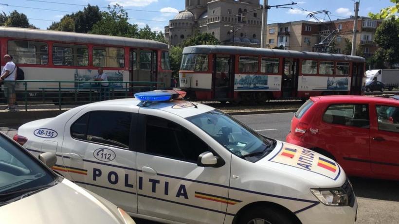 Momentul în care femeia din Arad este prinsă în uși și târâtă de tramvai. Mama îşi ţinea copilul aflat într-un scaun cu rotile 18854860