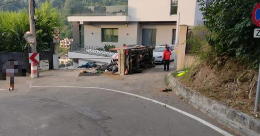 O mașină de gunoi s-a răsturnat în Brașov și a lovit două mașini parcate