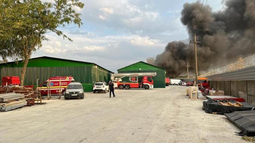 Incendiu puternic în Ilfov: Depozit în flăcări, cu degajări mari de fum, în localitatea Glina. A fost emis mesaj Ro Alert