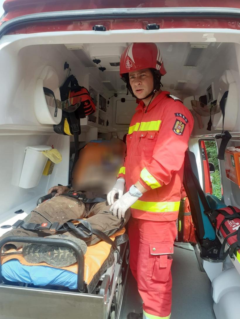 Un autoturism de teren a căzut într-o râpă foarte adâncă 18855347