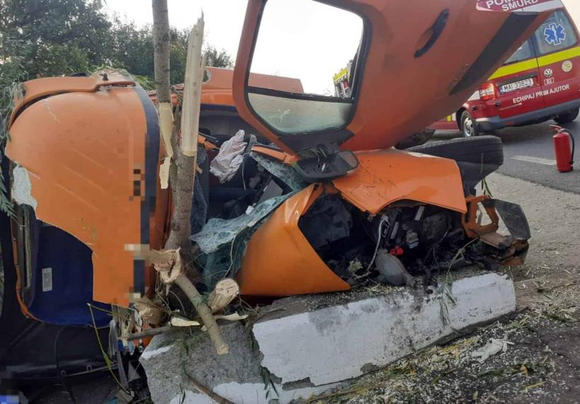 Accident groaznic în Teleorman. O autoutilitară a lovit un cap de pod, iar o persoană a murit 18855382