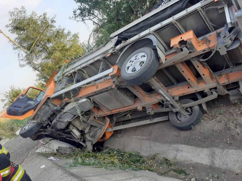 Accident groaznic în Teleorman. O autoutilitară a lovit un cap de pod, iar o persoană a murit 18855383