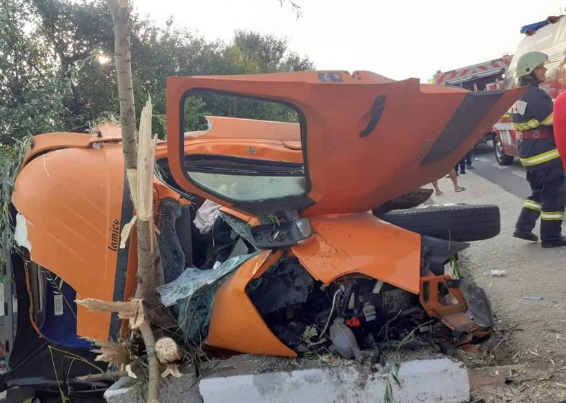 Accident groaznic în Teleorman. O autoutilitară a lovit un cap de pod, iar o persoană a murit 18855384