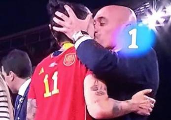 Scandal monstru în Spania: Luis Rubiales, Președintele Federației Spaniole de Fotbal a sărutat și a atins indecent campioanele mondiale