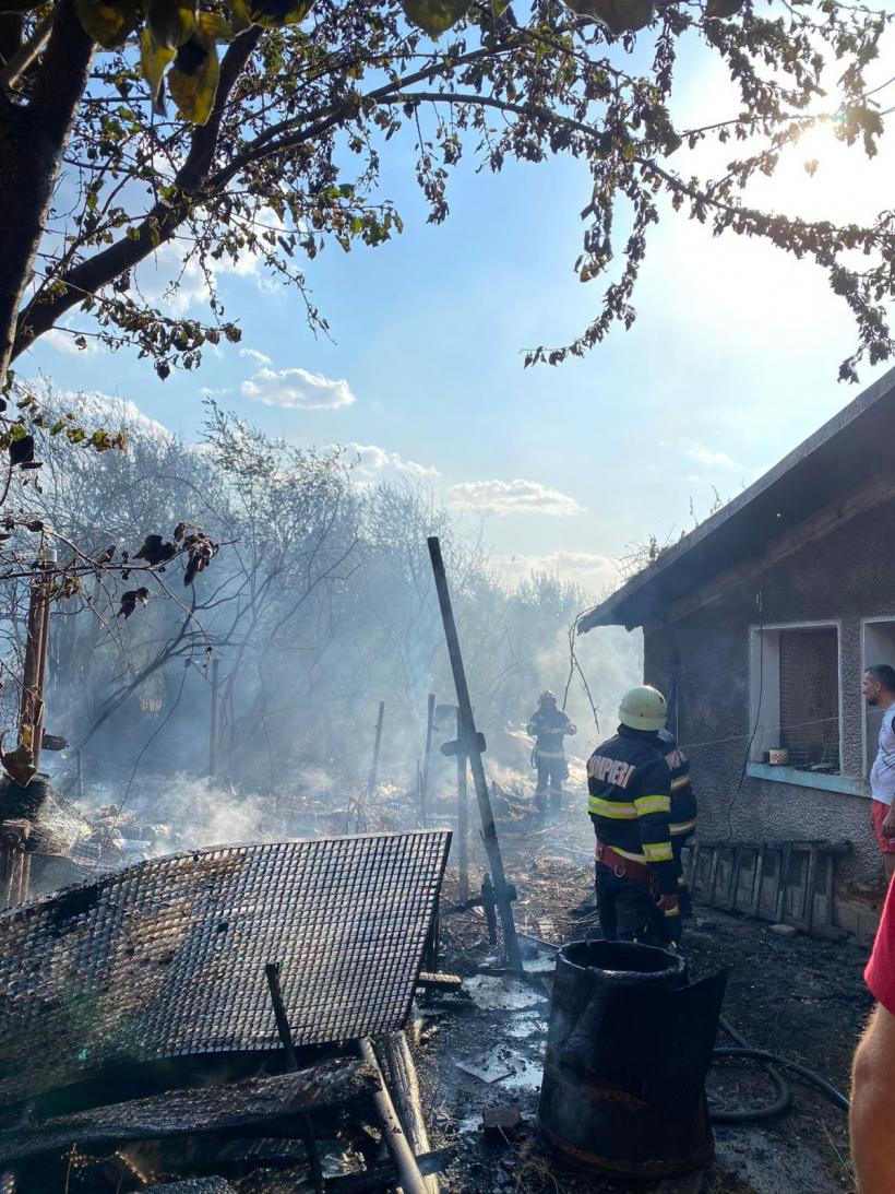 Incendiu de vegetație uscată extins la o anexă gospodărească, în Prahova