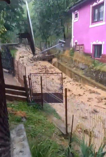 Vremea extremă lovește România: Inundațiile au făcut ravagii în Bistrița-Năsăud, iar Transalpina a fost acoperită cu un strat gros de gheață 18855477