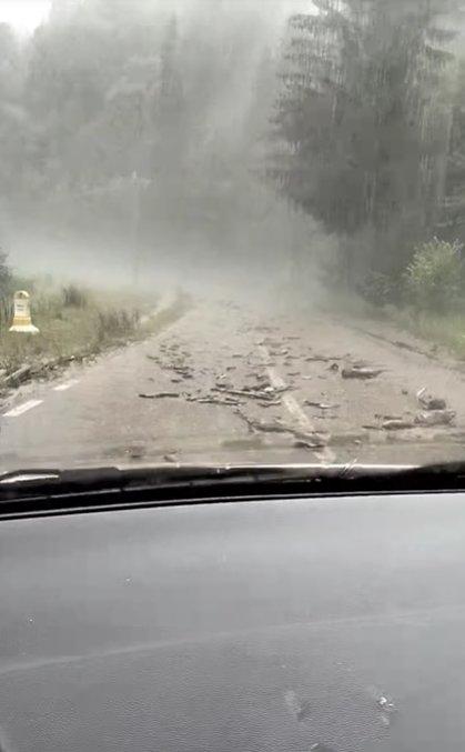 Vremea extremă lovește România: Inundațiile au făcut ravagii în Bistrița-Năsăud, iar Transalpina a fost acoperită cu un strat gros de gheață 18855478