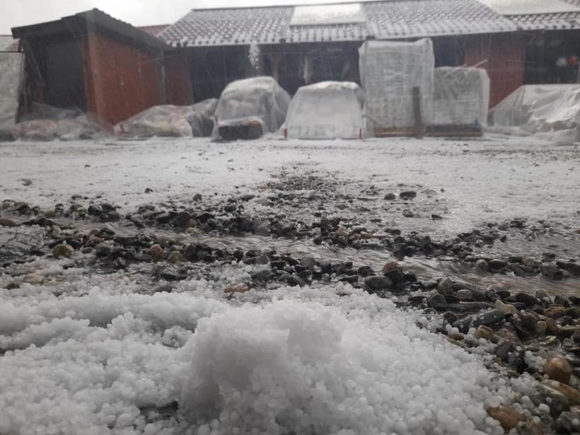 Vremea extremă lovește România: Inundațiile au făcut ravagii în Bistrița-Năsăud, iar Transalpina a fost acoperită cu un strat gros de gheață