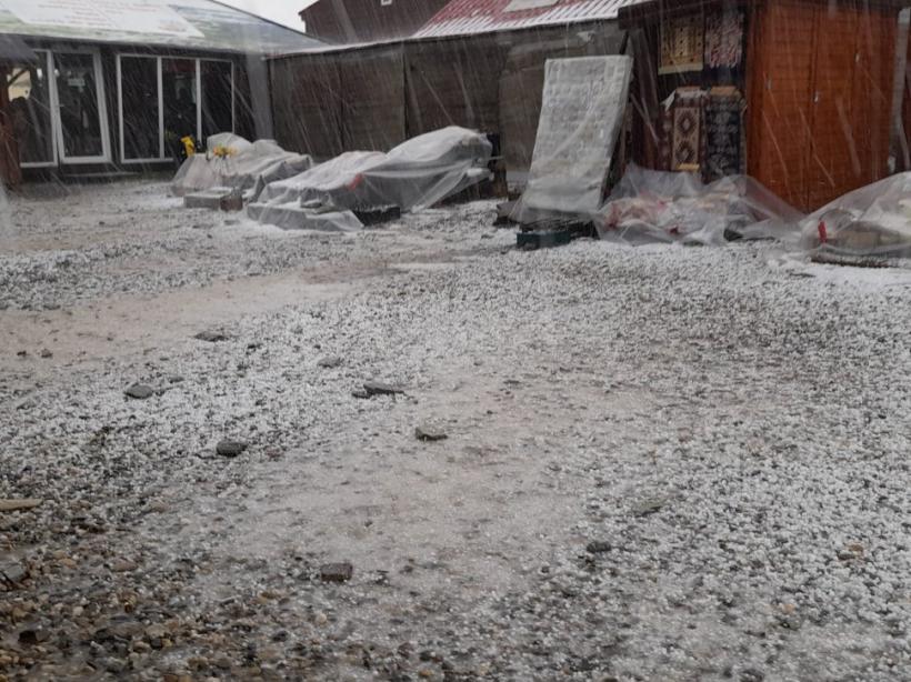 Vremea extremă lovește România: Inundațiile au făcut ravagii în Bistrița-Năsăud, iar Transalpina a fost acoperită cu un strat gros de gheață 18855483