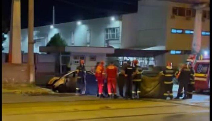 Clipe de groază în Ploiești: Doi tineri de 18 și 19 ani au murit arși de vii în mașina care a lovit un stâlp, apoi a luat foc 18855520