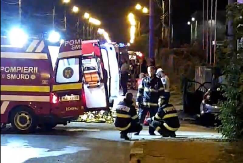 Clipe de groază în Ploiești: Doi tineri de 18 și 19 ani au murit arși de vii în mașina care a lovit un stâlp, apoi a luat foc 18855521