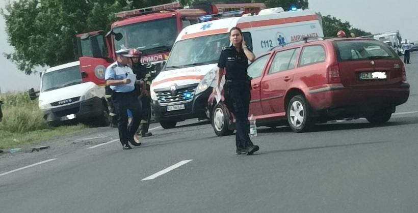 Cinci răniți după impactul dintre un camion și o mașină, în Gorj
