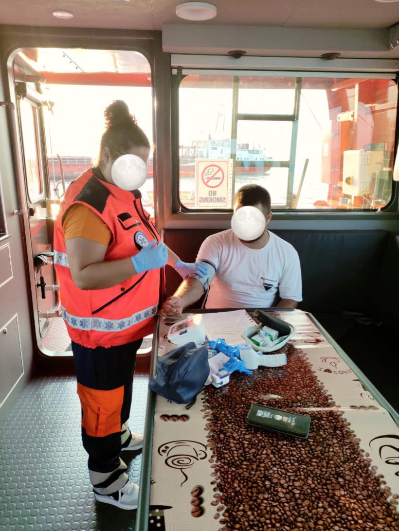 Intervenție de urgență la Sulina! Marinar turc cu probleme medicale, salvat de un echipaj ARSVOM 18855843