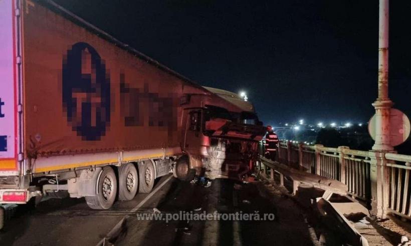 Coloană de mașini la ieșirea din România, pe Podul Prieteniei, după ce un şofer de TIR a lovit parapeții 18855865