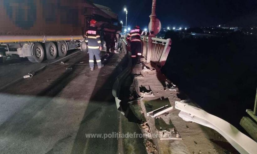 Coloană de mașini la ieșirea din România, pe Podul Prieteniei, după ce un şofer de TIR a lovit parapeții