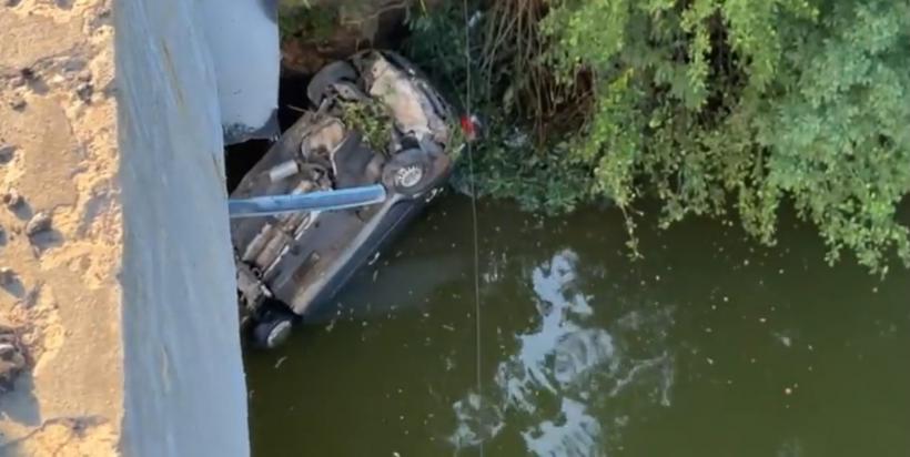 A ajuns cu mașina în râu din cauza unui inconștient care circula neregulamentar pe contrasens 18856005