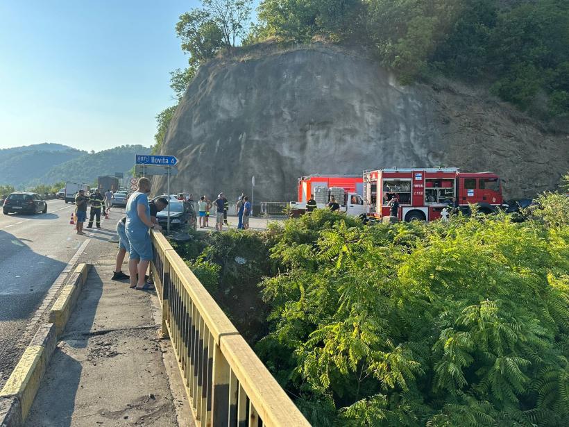 A ajuns cu mașina în râu din cauza unui inconștient care circula neregulamentar pe contrasens 18856006