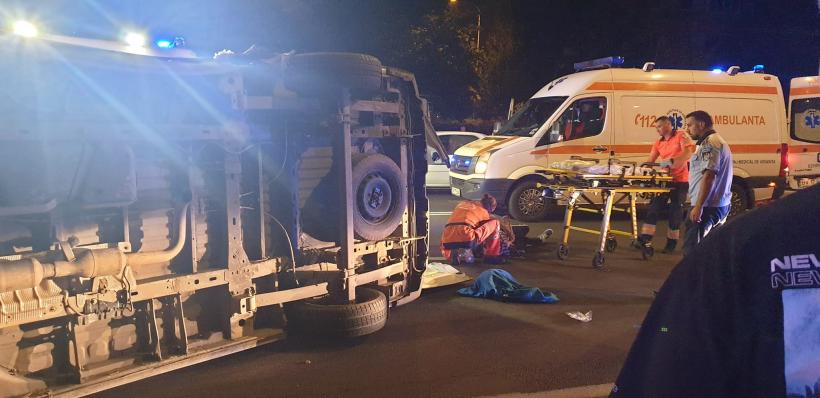 O ambulanță s-a răsturnat la Brașov, după impactul cu un autoturism. Șoferul, asistenta și pacienta au ajuns la spital