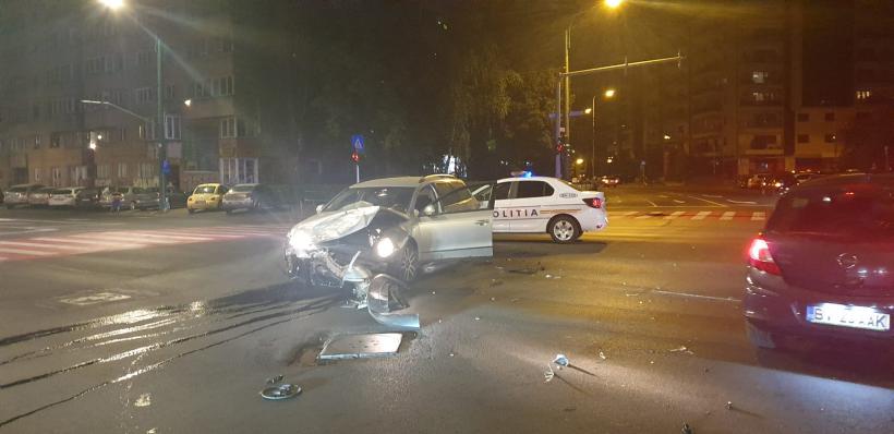 O ambulanță s-a răsturnat la Brașov, după impactul cu un autoturism. Șoferul, asistenta și pacienta au ajuns la spital 18856026