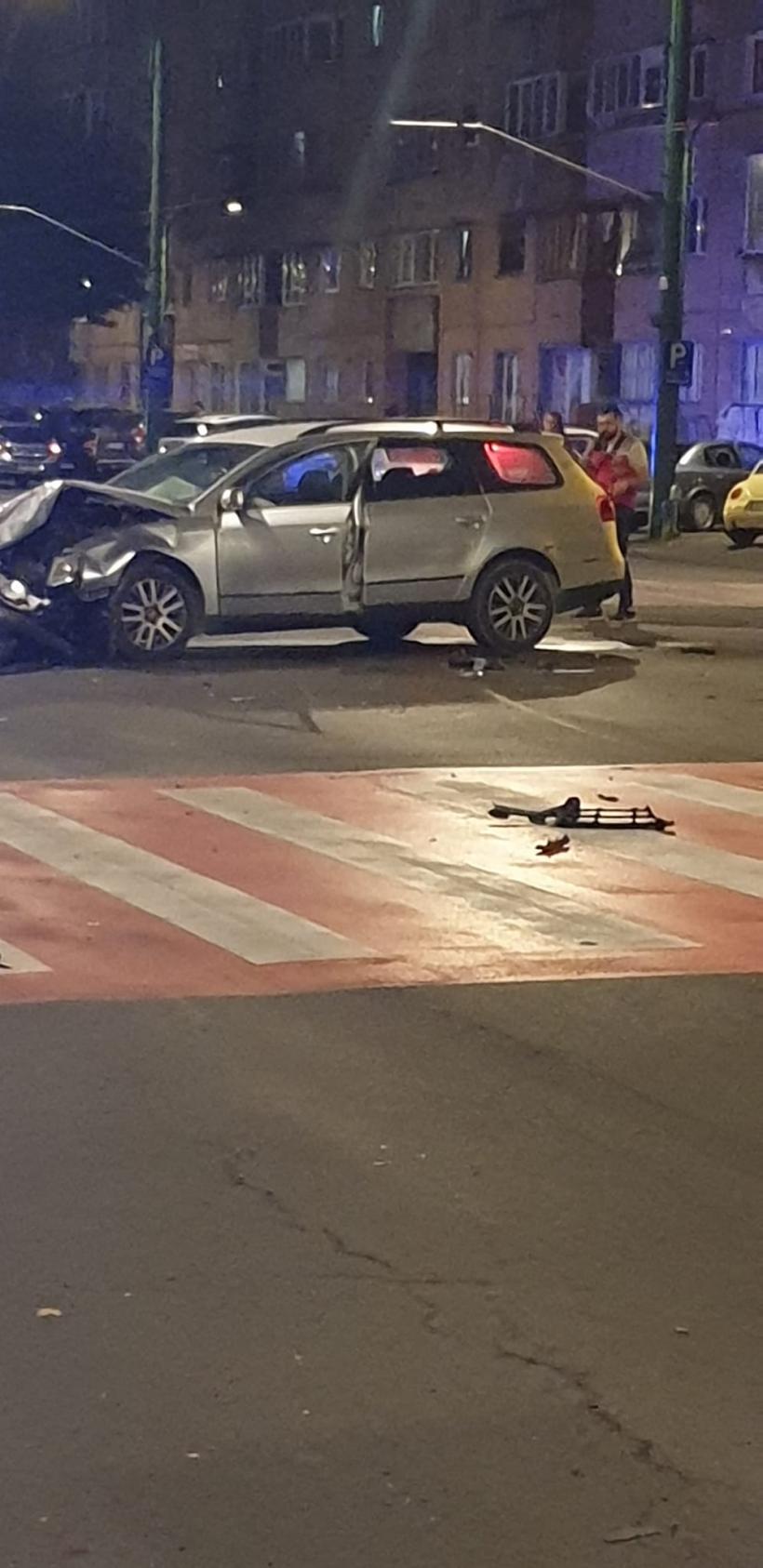 O ambulanță s-a răsturnat la Brașov, după impactul cu un autoturism. Șoferul, asistenta și pacienta au ajuns la spital 18856027