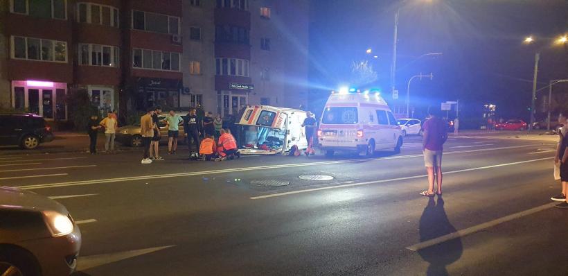 O ambulanță s-a răsturnat la Brașov, după impactul cu un autoturism. Șoferul, asistenta și pacienta au ajuns la spital 18856028