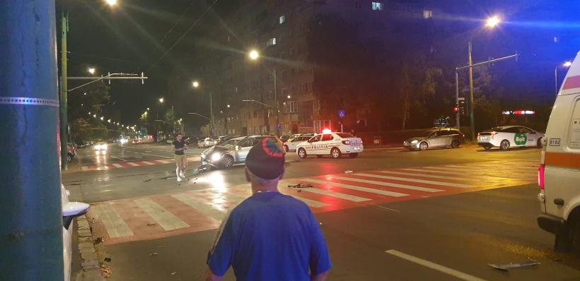 O ambulanță s-a răsturnat la Brașov, după impactul cu un autoturism. Șoferul, asistenta și pacienta au ajuns la spital 18856029