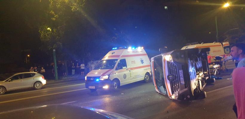 O ambulanță s-a răsturnat la Brașov, după impactul cu un autoturism. Șoferul, asistenta și pacienta au ajuns la spital 18856030