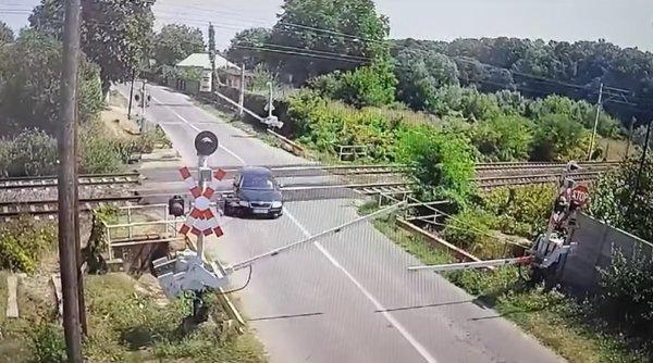 Un șofer a spulberat bariera de la o trecere de cale ferată. Trenul a fost obligat să reducă viteza