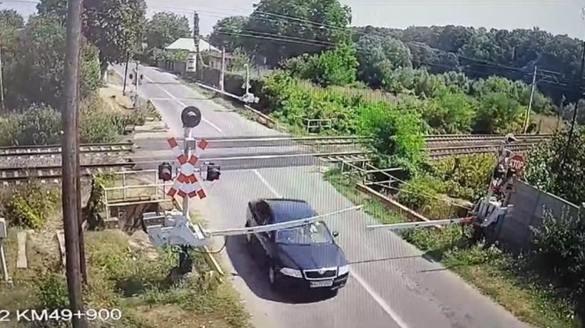 Un șofer a spulberat bariera de la o trecere de cale ferată. Trenul a fost obligat să reducă viteza 18856154