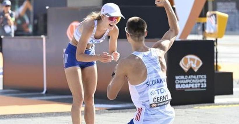 Cerere inedită în căsătorie: Doi atleți slovaci s-au logodit la mondialele de atletism chiar la linia de sosire 18856186