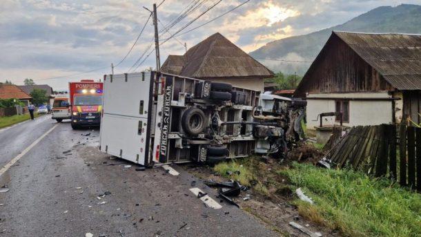Cel puțin patru răniți, între care trei copii, după un accident între un TIR și un microbuz 18856035