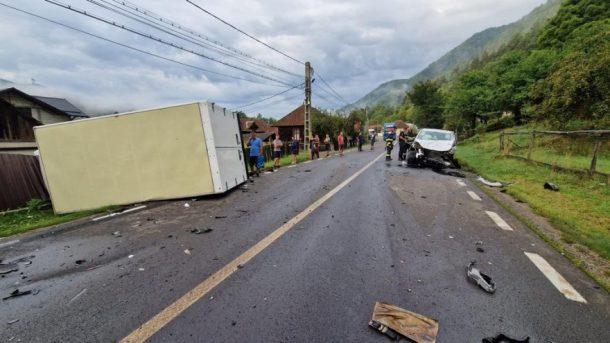 Cel puțin patru răniți, între care trei copii, după un accident între un TIR și un microbuz 18856036