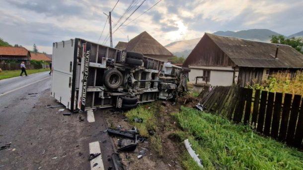 Cel puțin patru răniți, între care trei copii, după un accident între un TIR și un microbuz 18856037