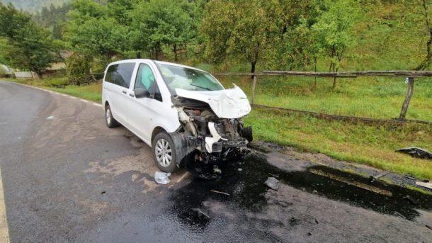 Cel puțin patru răniți, între care trei copii, după un accident între un TIR și un microbuz 18856038