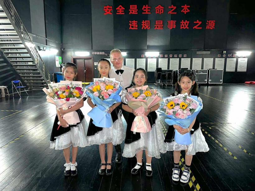 Tenorul Ştefan von Korch în turneu cu managerul lui Jackie Chan în China 18856524