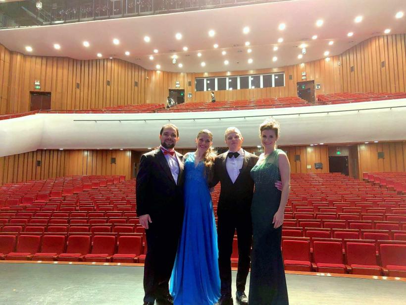 Tenorul Ştefan von Korch în turneu cu managerul lui Jackie Chan în China 18856525