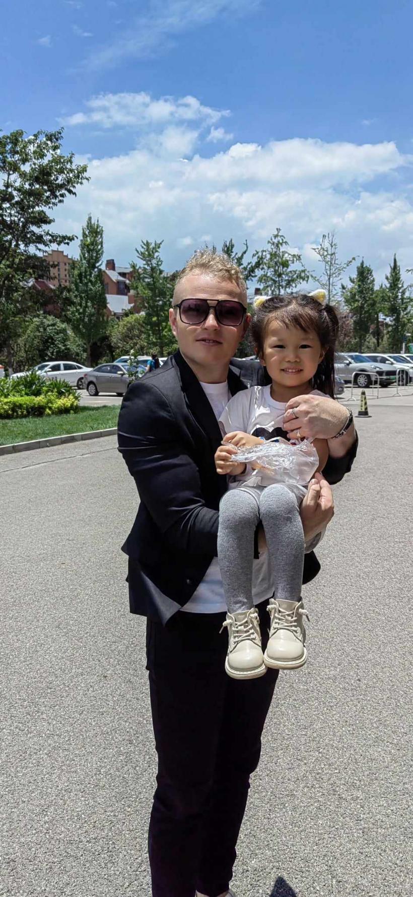 Tenorul Ştefan von Korch în turneu cu managerul lui Jackie Chan în China 18856526