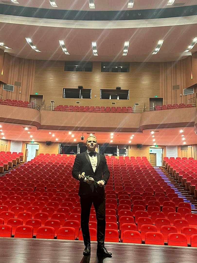 Tenorul Ştefan von Korch în turneu cu managerul lui Jackie Chan în China 18856527