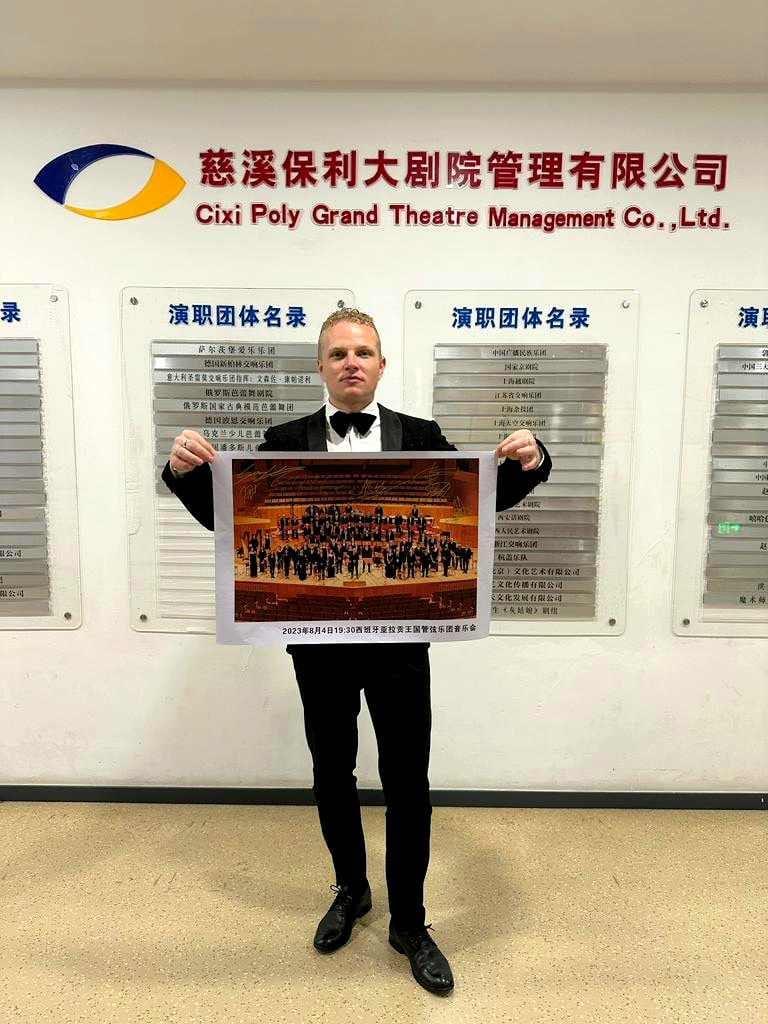 Tenorul Ştefan von Korch în turneu cu managerul lui Jackie Chan în China 18856528